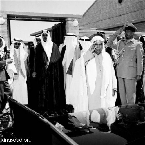 الملك سعود مع الشيخ عبد الله السالم الصباح خلال زيارته الى الكويت 1953م