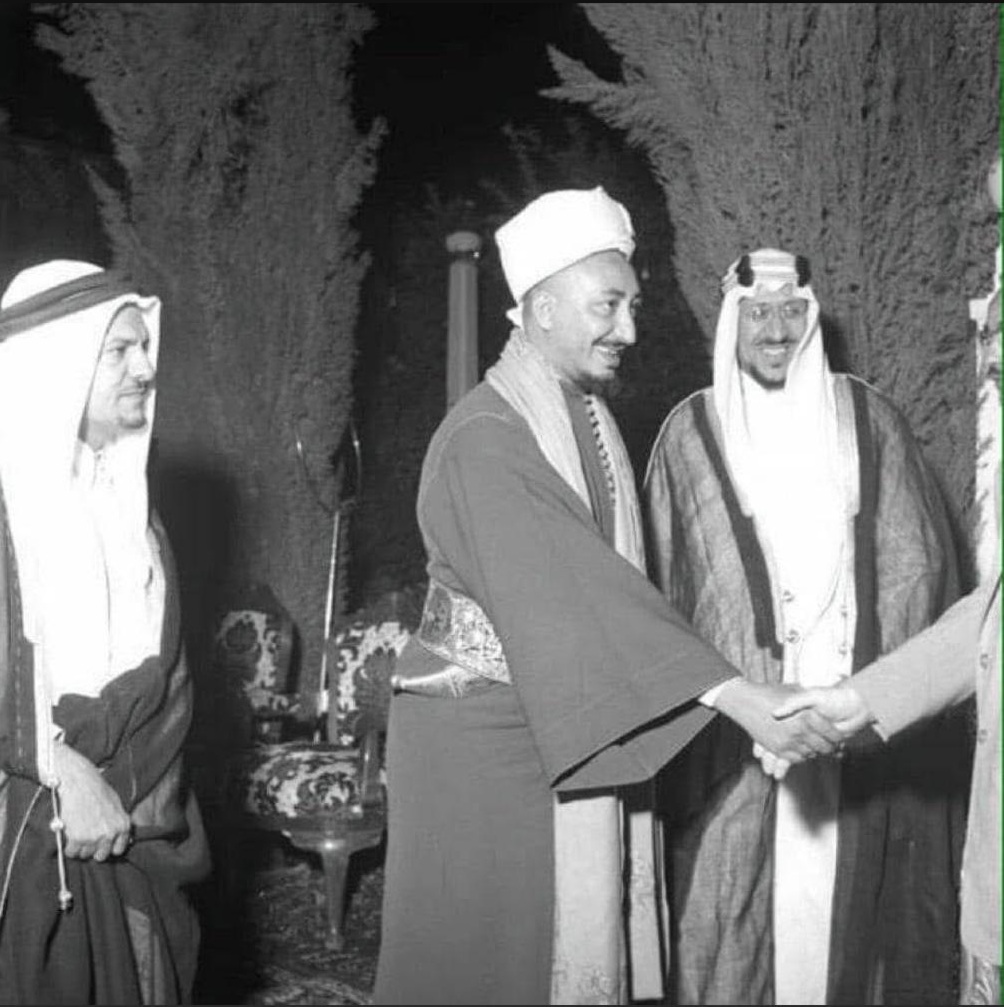 الملك سعود وولي عهد اليمن الأمير محمد البدر والشيخ عبدالله بالخير في القاهرة