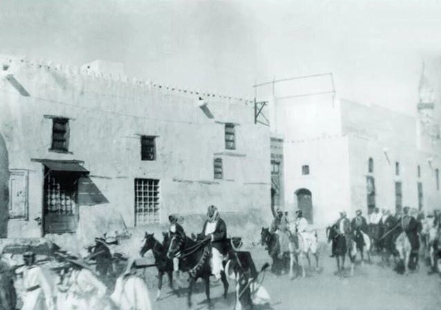 The oldest picture of King Abdulaziz in Makkah, riding a horse after his departure from the Holy Mosque, in 1343 AH.