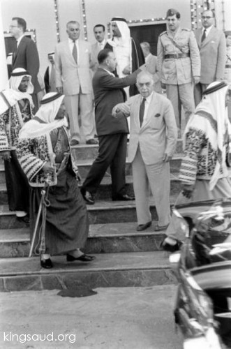 رئيس مجلس الوزراء العراقي نوري السعيد في استقبال الملك سعود خلال زيارته الى العراق1957م
