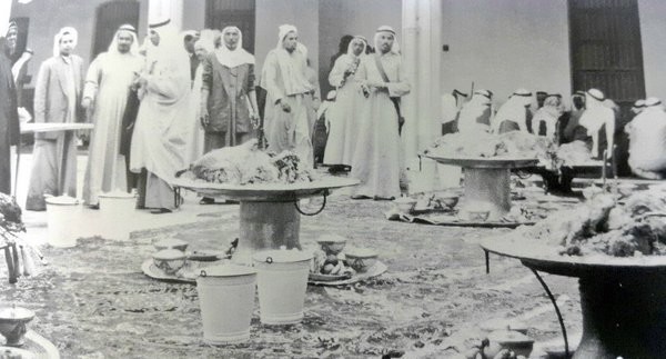 الملك سعود فى ضيافة عائلة النفيسي ويشاهد حفل الغداء الذى اقيم بمناسبة زيارته الكويت عام 1961 