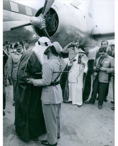 الملك فيصل يودع الملك سعود في مطار بغداد - 1957م