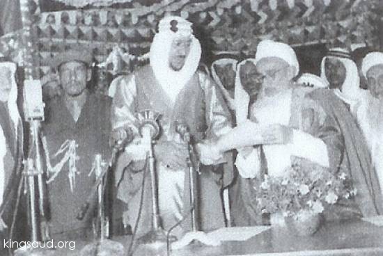 الملك سعود بن عبد العزيز يتسلم شهادة الدكتوارة الفخرية في القانون