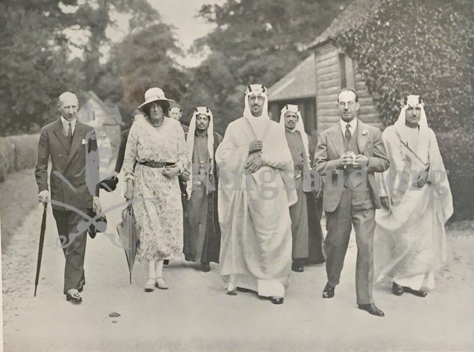 ولي العهد الأمير سعود رحمه الله، في زيارة الى إسطبلات لايدي آن بلنت (كرابيت بارك ) ويشاهد مع ابنتها لايدي جوديث ويندوزث خلال زيارته في 1937م.