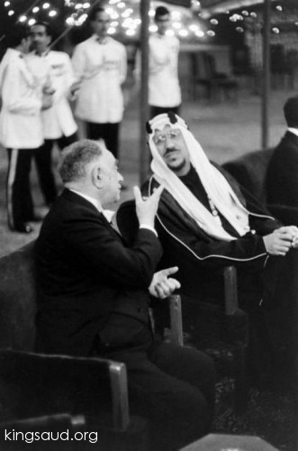 الملك سعود مع رئيس مجلس الوزراء العراقي نوري السعيد خلال زيارته الى العراق 1957م