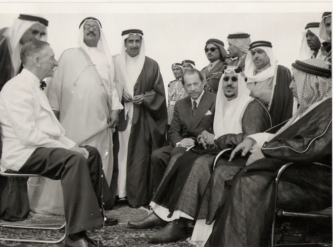 الملك سعود مع أميرالكويت الشيخ عبد الله السالم الصباح وجون بول غيتي على حدود الكويت والسعودية 