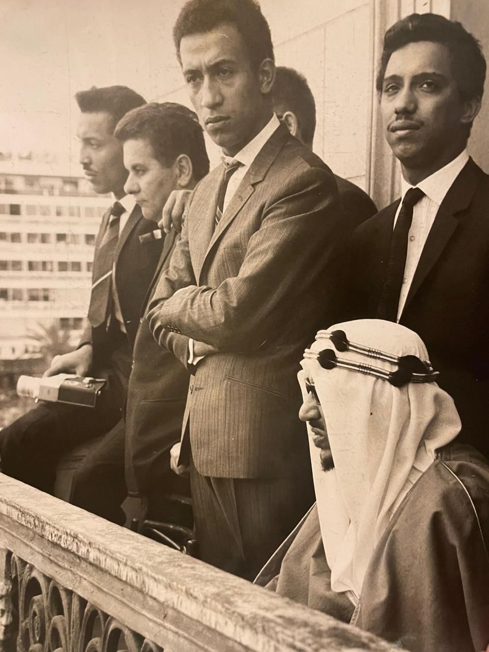 ‏⁧‫#الملك_سعود‬⁩ رحمه الله مع أبنائه الأمراء : بدر،خالد ، بندر ،ثامر ، ماجد  ، عبدالمحسن رحمهم الله .. ومنصور ، وعبدالرحمن الغنيم وطبيبه الشخصي ، ومرافقيه … في احتفال وطني في اليونان .