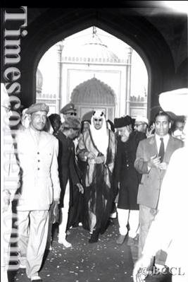 King Saud at Jama Masjid in Old Delhi 