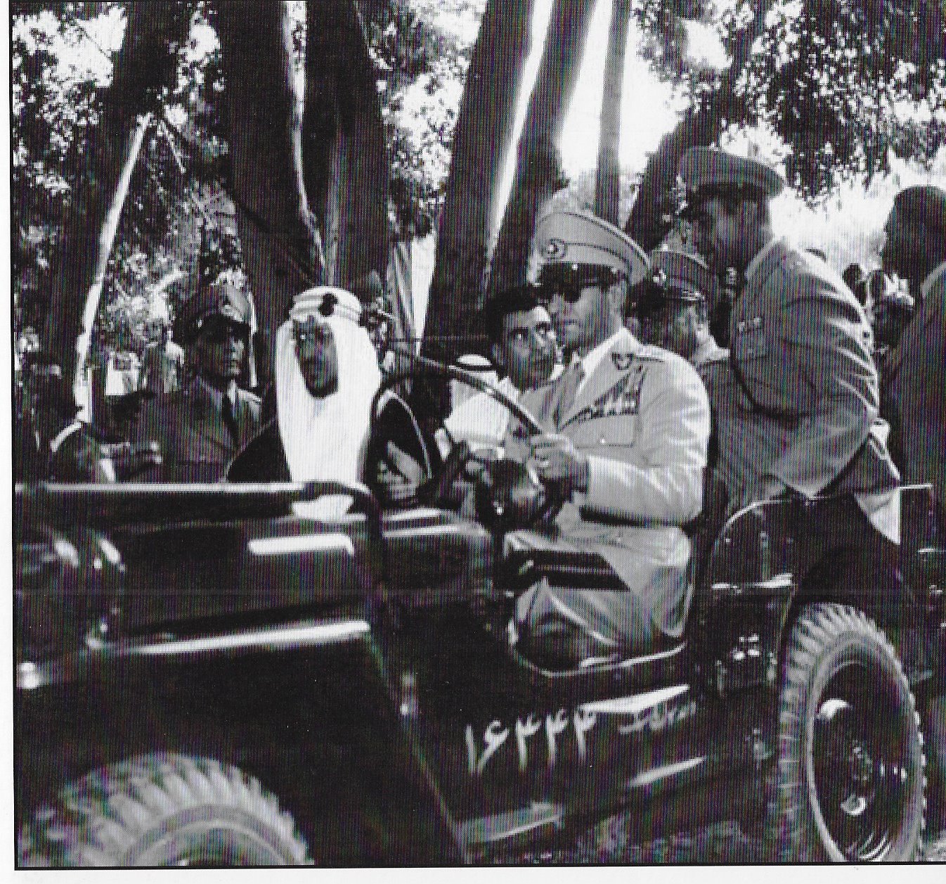 King Saud on an official visit to Iran., And the picture shows the car passengers, led by the Shah of Iran, Mohammad Reza Blhoa himself and saluting the crowd that attended to him. Tehran on 23 de December 1364 e - / 1955.