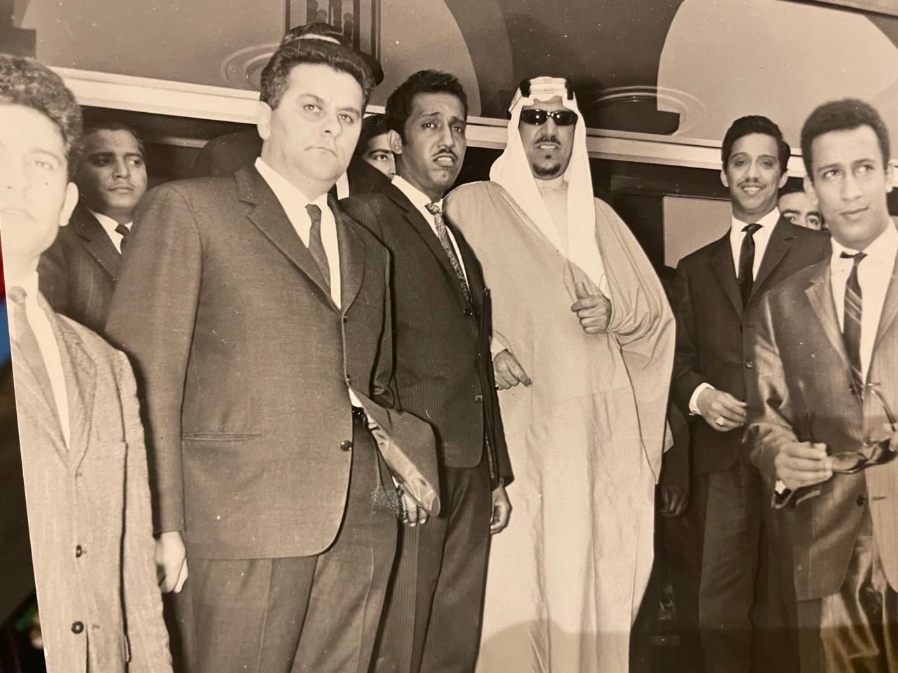 ‏⁧‫#الملك_سعود‬⁩ رحمه الله مع أبنائه الأمراء : بدر،خالد ، بندر ،ثامر ، ماجد  ، عبدالمحسن رحمهم الله .. ومنصور ، وعبدالرحمن الغنيم وطبيبه الشخصي ، ومرافقيه … في احتفال وطني في اليونان .