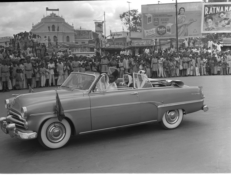 December 12, 1955. The visit of H.M. King Saud Bin Abdulaziz Al Saud of Saudi Arabia to India, New December, 1955-1956. H.M. the King of Saudi Arabia, being cheered by a crowd during the return journey from Mysore to Bangalore