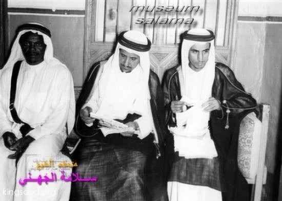 Sheikh Ibrahim Al-Swailem reading through the letters of citizens 