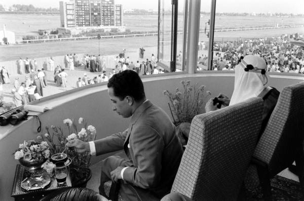الملك سعود مع الملك فيصل ملك العراق خلال مشاهدتهم سباق الخيل 1957