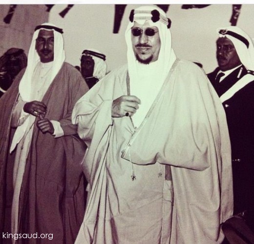 الملك سعود والشيخ جابر العلي السالم الصباح في الكويت وعبداللطيف الثويني أول وكيل وزير الداخلية .أبريل ١٩٦١ 