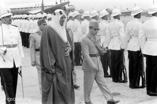 الملك فيصل مع الملك سعود خلال وصوله الى العراق 1957م
