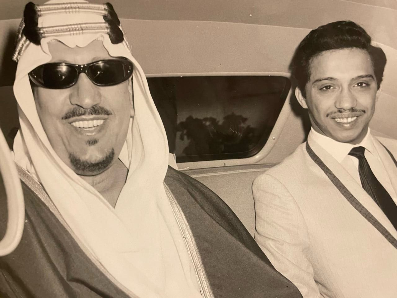 ‏⁧‫#الملك_سعود‬⁩ رحمه الله مع أبنائه الأمراء : بدر،خالد ، بندر ،ثامر ، ماجد  ، عبدالمحسن رحمهم الله .. ومنصور ، وعبدالرحمن الغنيم وطبيبه الشخصي ، ومرافقيه … في احتفال وطني في اليونان .