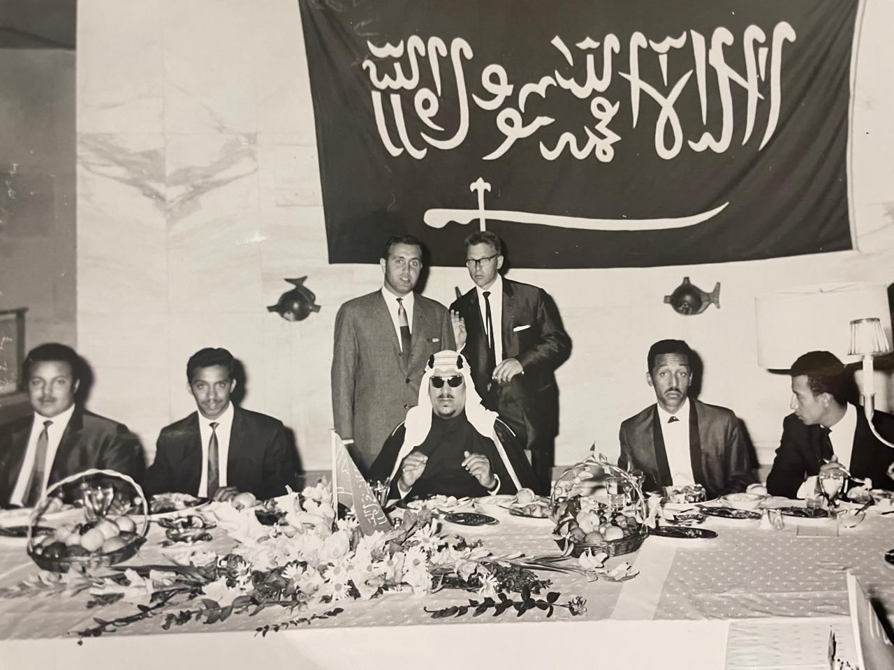 ‏⁧‫#الملك_سعود‬⁩ رحمه الله مع أبنائه الأمراء : بدر،خالد ، بندر ،ثامر ، ماجد  ، عبدالمحسن رحمهم الله .. ومنصور ، وعبدالرحمن الغنيم وطبيبه الشخصي ، ومرافقيه … في احتفال وطني في اليونان .