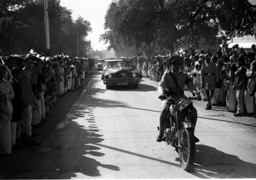 The visit of H.M. King Saud Bin Abdulaziz Al Saud of Saudi Arabia to India, November, December, 1955.  Crowd gather on the roadsides greeting H.M. the King Saud on his arrival in Aligarh on December 2, 1955. Photo Division