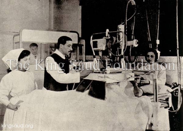 احدث وسائل التصوير بالاشعة في مستشفى الملك سعود الأول في الرياض 1955م
