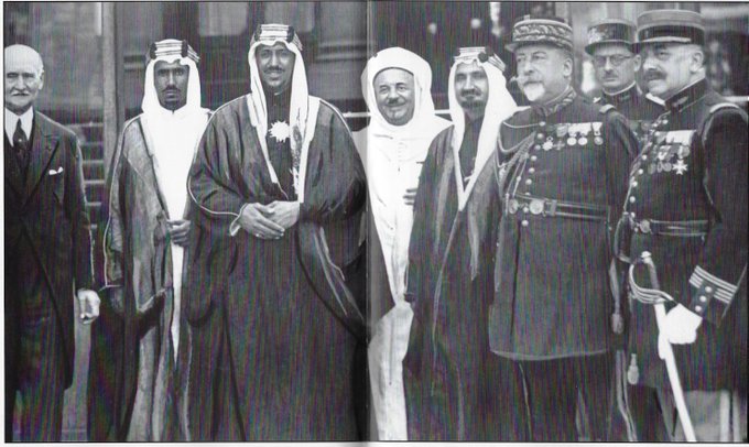 الأمير سعود بن عبدالعزيز في لندن لحضور حفل تتويج ملك بريطانيا جورج السادس،ويبدو إلى جواره العاهل المغربي مولاي يوسف ،والأمير محمد بن عبدالعزيز،والشيخ يوسف ياسين. 1937
