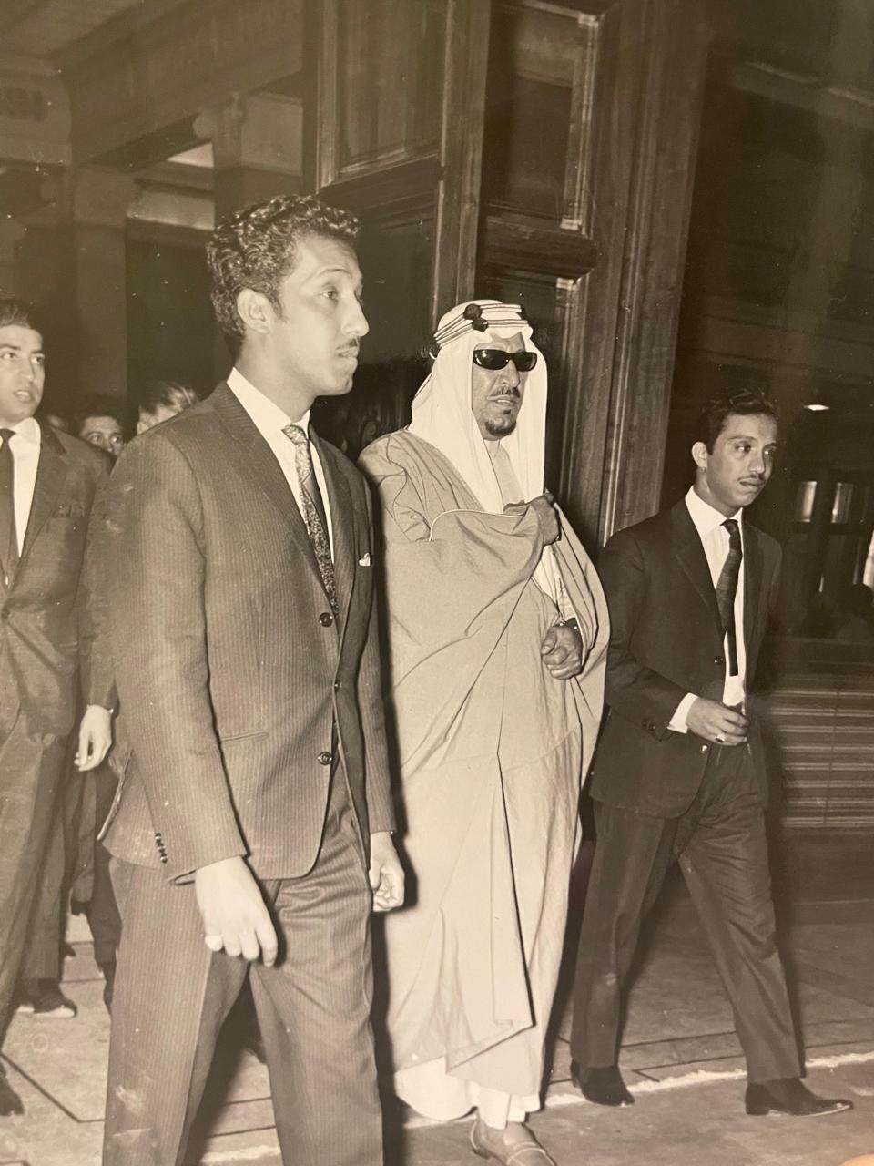 ‏⁧‫#الملك_سعود‬⁩ رحمه الله مع أبنائه الأمراء : بدر،خالد ، بندر ،ثامر ، ماجد  ، عبدالمحسن رحمهم الله .. ومنصور ، وعبدالرحمن الغنيم وطبيبه الشخصي ، ومرافقيه … في احتفال وطني في اليونان .
