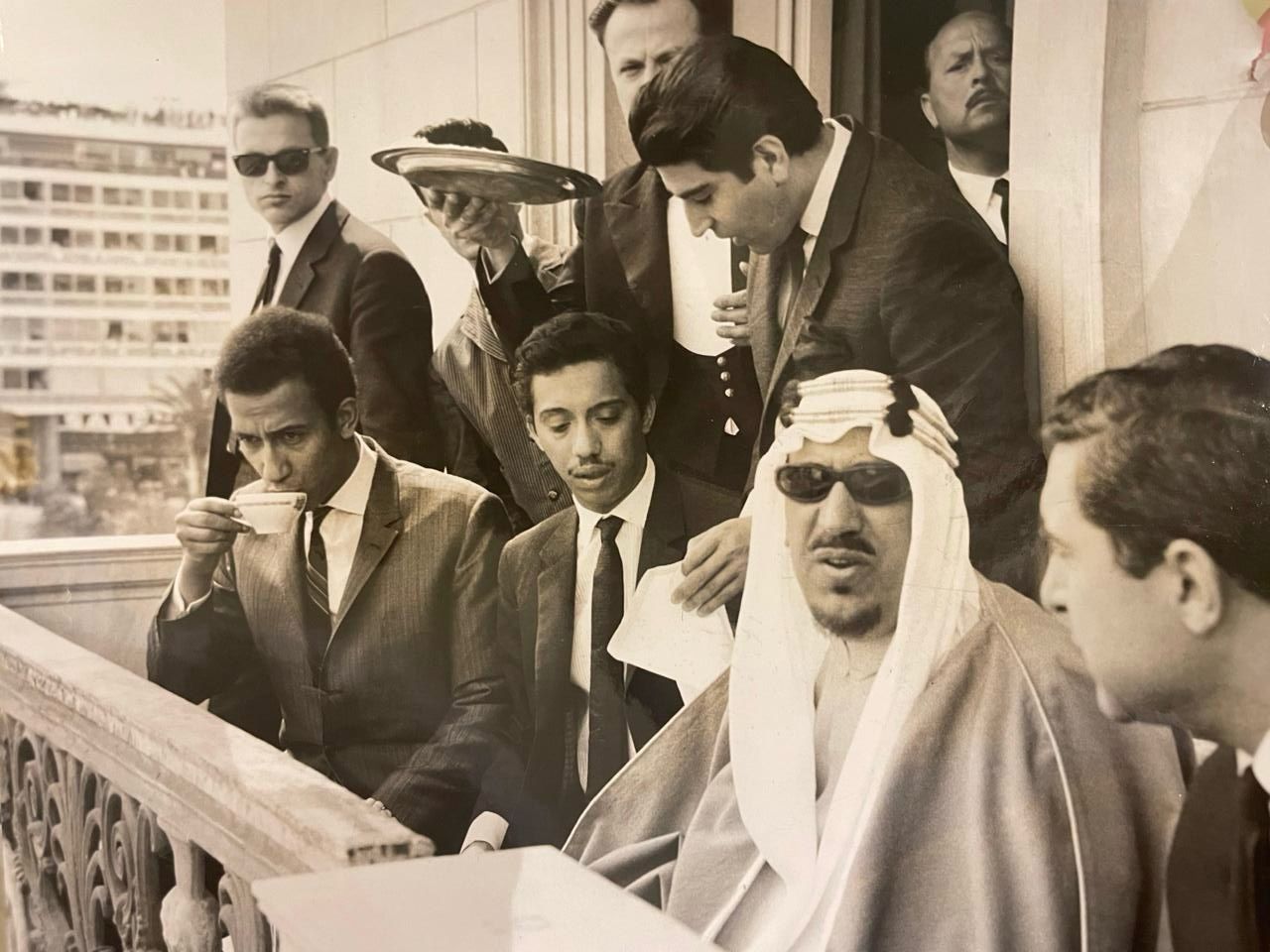‏⁧‫#الملك_سعود‬⁩ رحمه الله مع أبنائه الأمراء : بدر،خالد ، بندر ،ثامر ، ماجد  ، عبدالمحسن رحمهم الله .. ومنصور ، وعبدالرحمن الغنيم وطبيبه الشخصي ، ومرافقيه … في احتفال وطني في اليونان .