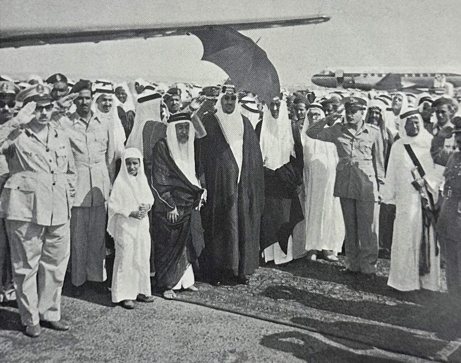 محافل استقبال #الملك_سعود في مطار جدة بعد زيارة عدد من الدول في اوروبا والدول العربية، وبالصورة: الأمير سعود إبن الإمام عبدالرحمن -يمين الملك- وبالخلف، الملك فيصل -وزير الخارجية وولي العهد آنذاك- الامير متعب بن عبدالعزيز  الشيخ برجس المريبض  حافظ وهبة  الفريق سعيد جودت -اقصى يمين الصورة-  📸 #جدة ، المطار. الجمعة الاول من ربيع اول ١٣٧٩ الرابع من سبتمبر 1959 قافلة الزيت عدد٤. م٧