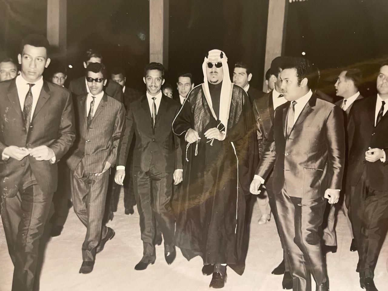 ‏⁧‫#الملك_سعود‬⁩ رحمه الله مع أبنائه الأمراء : بدر،خالد ، بندر ،ثامر ، ماجد  ، عبدالمحسن رحمهم الله .. ومنصور ، وعبدالرحمن الغنيم وطبيبه الشخصي ، ومرافقيه … في احتفال وطني في اليونان .