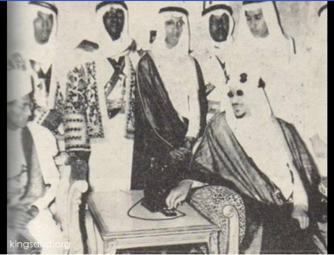 King Saud talks with Abdullah bin Saif Al-Islam Hussein Hamiddin in Riyadh and was accompanied by his sons Prince Khalid and Prince Badr - 1957 m
