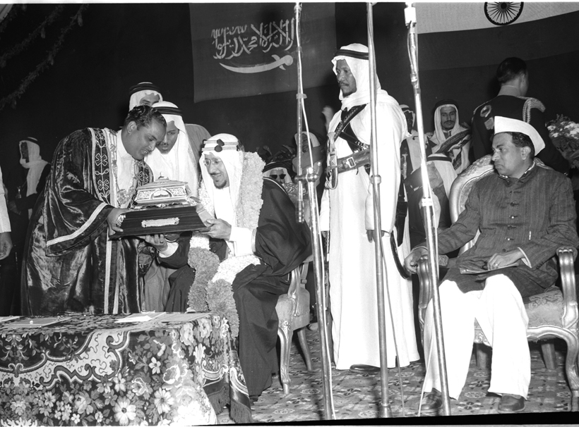 December 12, 1955. The visit of H.M. King Saud Bin Abdulaziz Al Saud of Saudi Arabia to India, December, 1955-1956. H.M. the King receiving a casket containing an Address of Welcome from the Mayor of Bangalore at a civic reception held in Bangalore