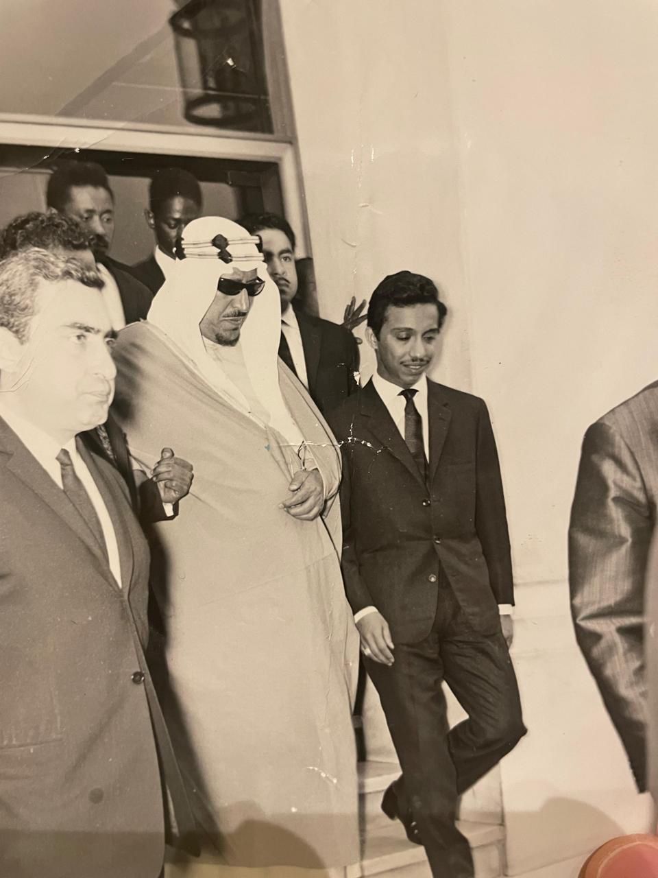 ‏⁧‫#الملك_سعود‬⁩ رحمه الله مع أبنائه الأمراء : بدر،خالد ، بندر ،ثامر ، ماجد  ، عبدالمحسن رحمهم الله .. ومنصور ، وعبدالرحمن الغنيم وطبيبه الشخصي ، ومرافقيه … في احتفال وطني في اليونان .