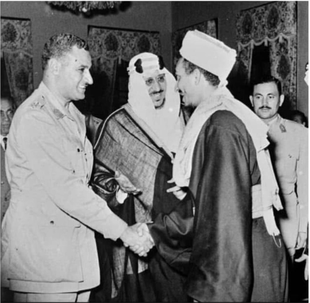 الملك سعود وولي عهد اليمن الأمير محمد البدر والرئيس عبدالناصر والشيخ عبدالله بالخير في القاهرة
