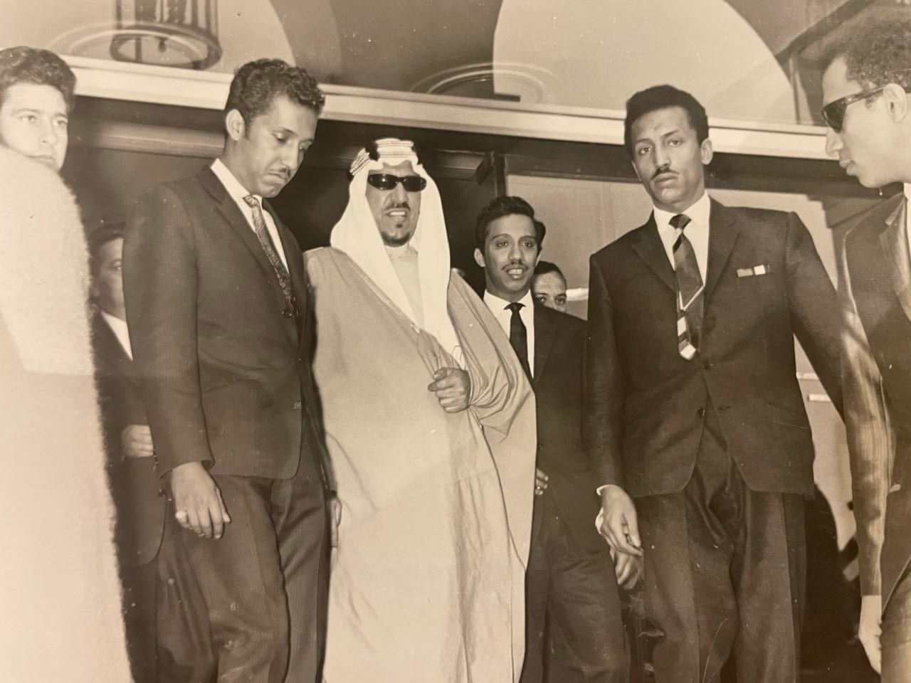 ‏⁧‫#الملك_سعود‬⁩ رحمه الله مع أبنائه الأمراء : بدر،خالد ، بندر ،ثامر ، ماجد  ، عبدالمحسن رحمهم الله .. ومنصور ، وعبدالرحمن الغنيم وطبيبه الشخصي ، ومرافقيه … في احتفال وطني في اليونان .