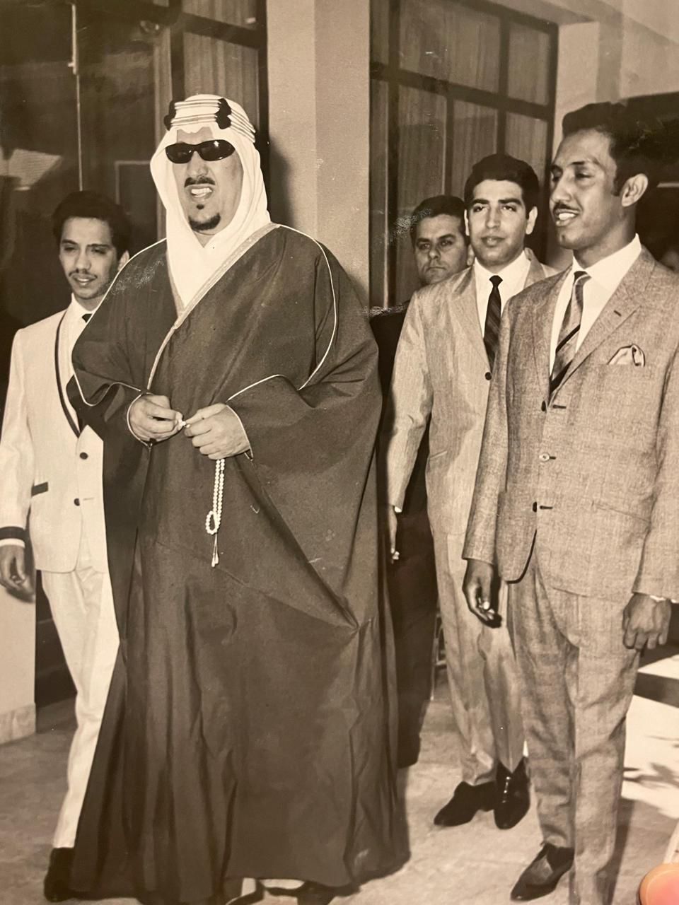 ‏⁧‫#الملك_سعود‬⁩ رحمه الله مع أبنائه الأمراء : بدر،خالد ، بندر ،ثامر ، ماجد  ، عبدالمحسن رحمهم الله .. ومنصور ، وعبدالرحمن الغنيم وطبيبه الشخصي ، ومرافقيه … في احتفال وطني في اليونان .
