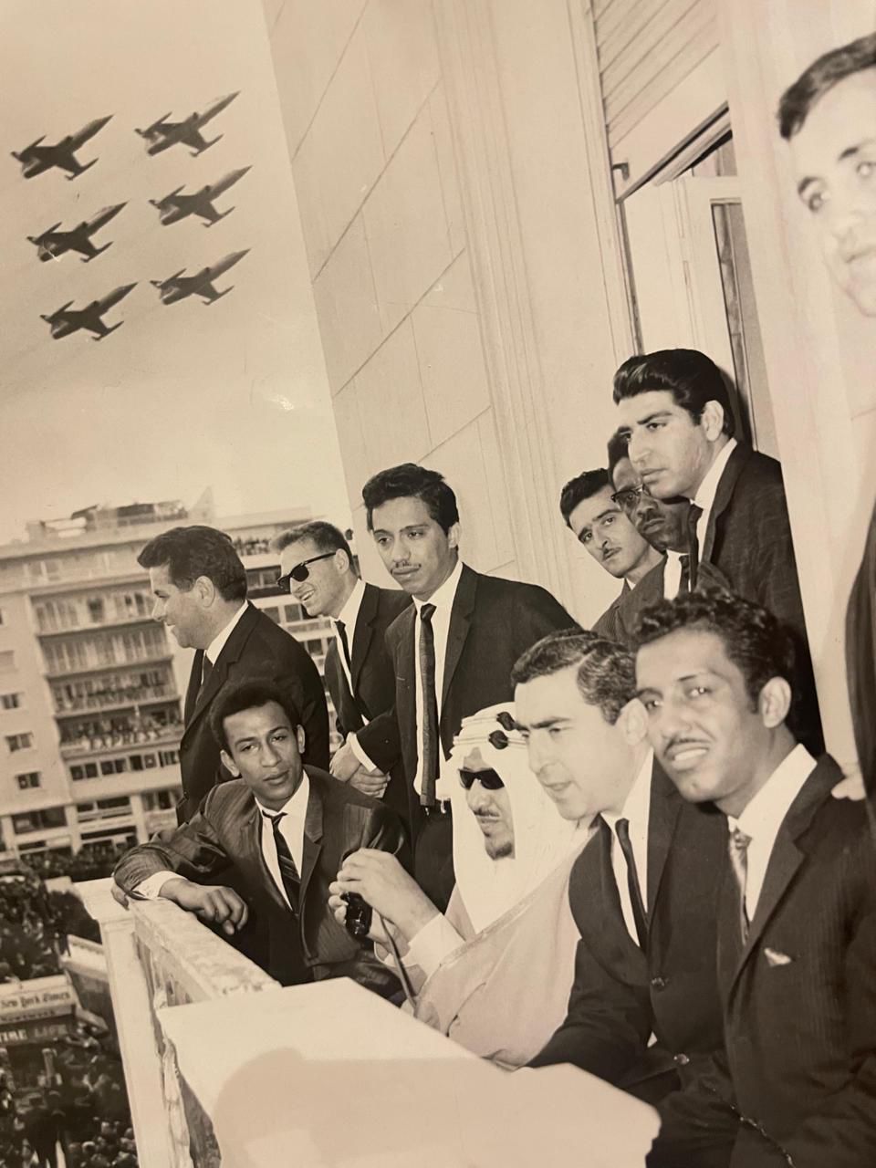 ‏⁧‫#الملك_سعود‬⁩ رحمه الله مع أبنائه الأمراء : بدر،خالد ، بندر ،ثامر ، ماجد  ، عبدالمحسن رحمهم الله .. ومنصور ، وعبدالرحمن الغنيم وطبيبه الشخصي ، ومرافقيه … في احتفال وطني في اليونان .