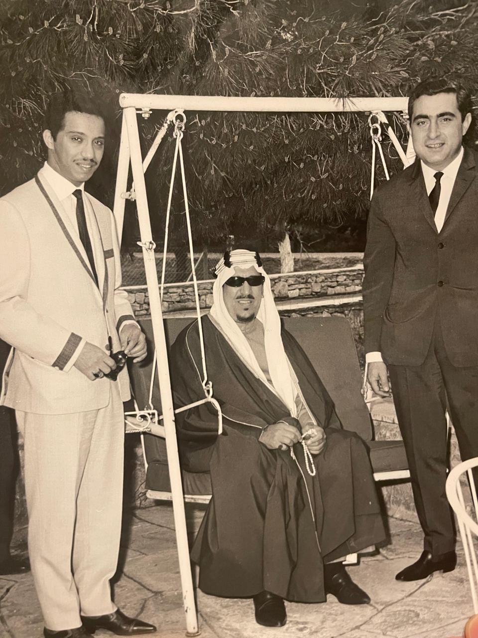 ‏⁧‫#الملك_سعود‬⁩ رحمه الله مع أبنائه الأمراء : بدر،خالد ، بندر ،ثامر ، ماجد  ، عبدالمحسن رحمهم الله .. ومنصور ، وعبدالرحمن الغنيم وطبيبه الشخصي ، ومرافقيه … في احتفال وطني في اليونان .