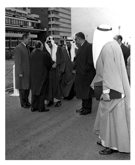 مراسم استقبال  الرئيس جمال عبد الناصر للملك سعود في مطار القاهرة لحضور مؤتمر القمة العربي