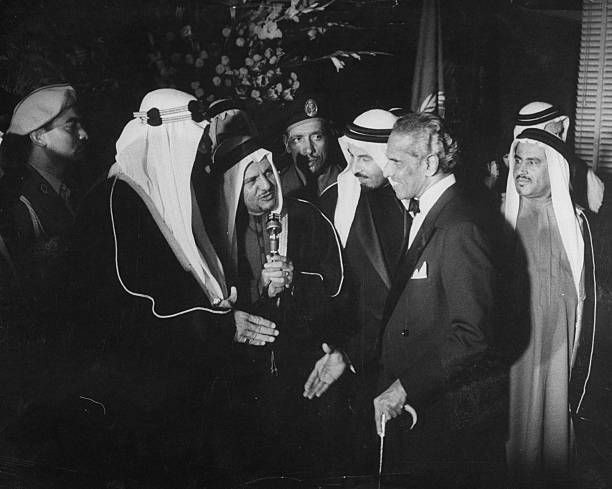 الملك سعود رحمه الله في الأمم المتحدة عام 1957 يصافح وزير خارجية الهند آنذاك كريشنا مينون. ويبدو بينهما الشيخ عبدالله عمر بلخير سكرتير ومترجم جلالته