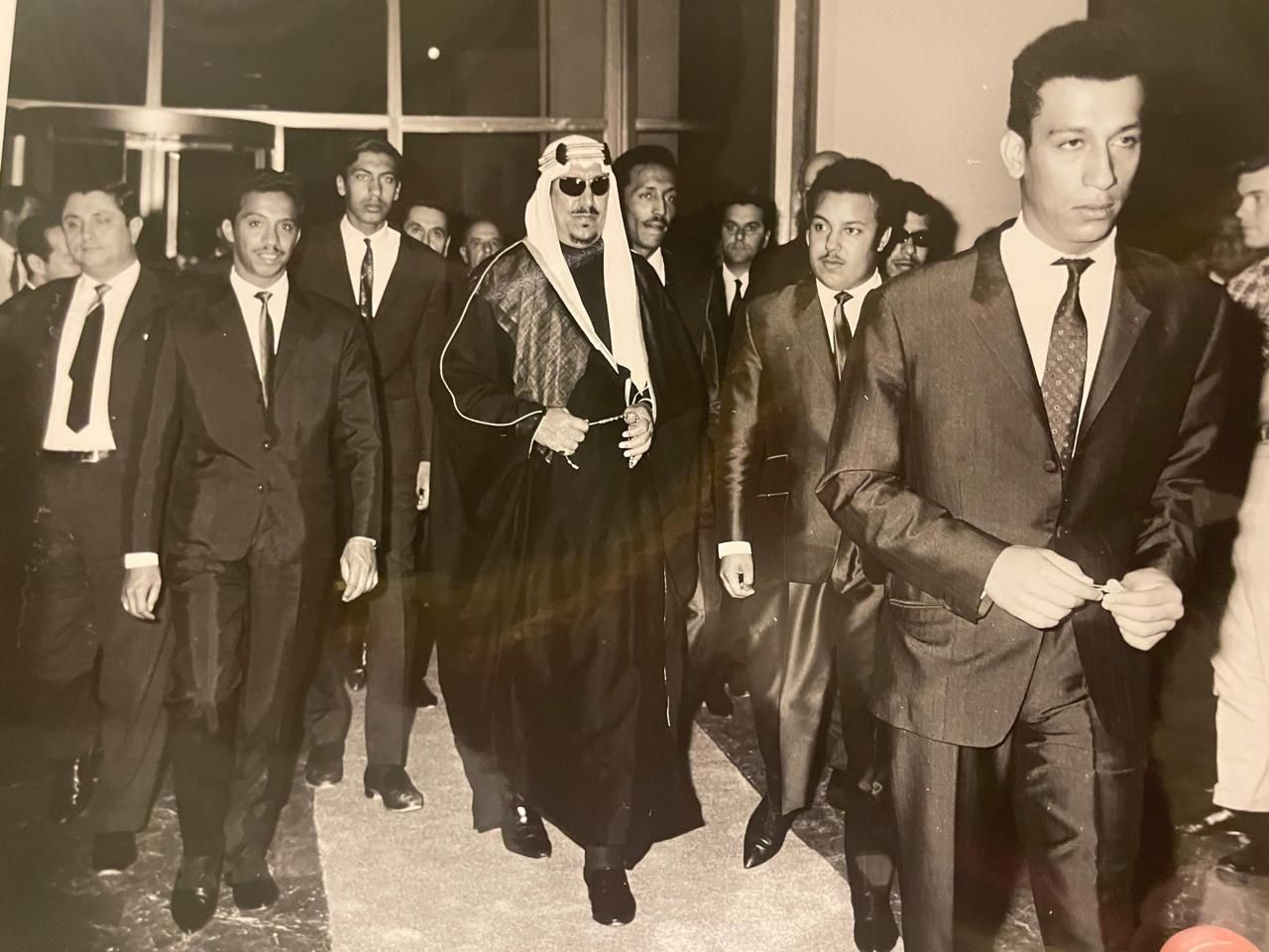 ‏⁧‫#الملك_سعود‬⁩ رحمه الله مع أبنائه الأمراء : بدر،خالد ، بندر ،ثامر ، ماجد  ، عبدالمحسن رحمهم الله .. ومنصور ، وعبدالرحمن الغنيم وطبيبه الشخصي ، ومرافقيه … في احتفال وطني في اليونان .