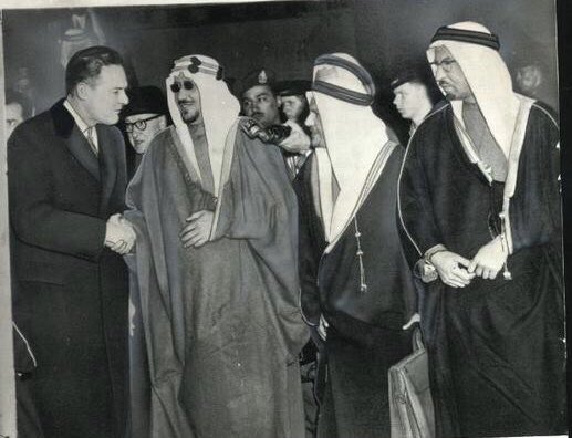 King SauD was received by Henry Cabot Lodge, Jr., Representative at the United Nations, who was designated as the President’s personal representative during Saud’s visit to New York. Next to king SauD are Abdullah Balkhair , and Saudi embassador to the USA , Abdullah Al Kayal ,  29/1/1957