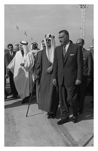 مراسم استقبال  الرئيس جمال عبد الناصر للملك سعود في مطار القاهرة لحضور مؤتمر القمة العربي