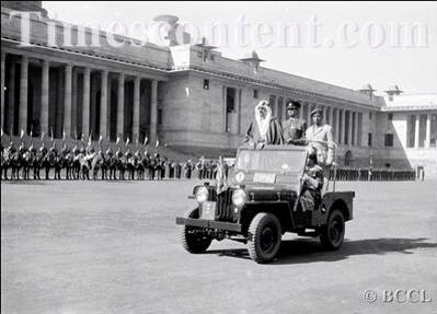 King Saud observing Guard of Honor at the fore court of Rashtrapati Bhawan during his visit to India on27/11/1955. 
