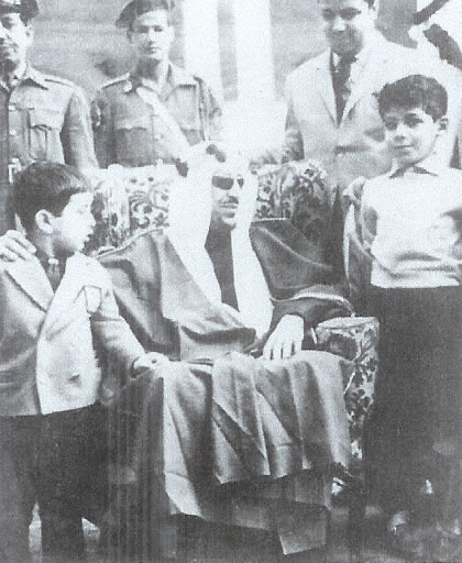 King Saud surrounded by three of his sons, to his right is prince Hussam, to his left prince Waleed