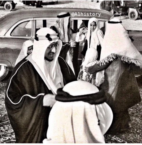 الملك سعود وأمير المنطقة الشرقية الأمير سعود بن عبدالله بن جلوي والأمراء ، خالد بن سعود ، ومنصور بن سعود . 