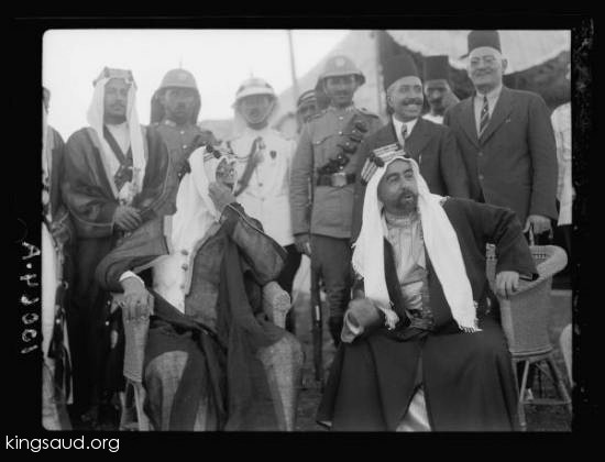 الامير سعود بن عبد العزيز مع الملك عبدالله ملك الاردن ومجموعة من المسوؤلين يشاهدون المناورات التى قام الجيش العربي في معسكر الجيش بالزرقاء قرب عمان 1935م
