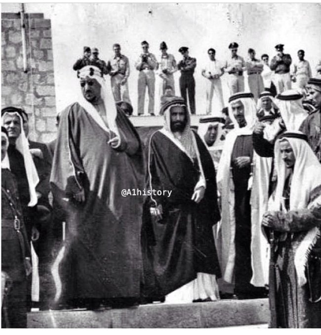 الملك سعود وأمير المنطقة الشرقية سعود بن عبدالله بن جلوي والأمير محمد بن سعود الكبير وعبدالله بالخير ١٩٥٤
