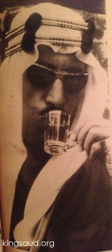 الملك سعود في لقطة يتناول بها الشاي في حفل