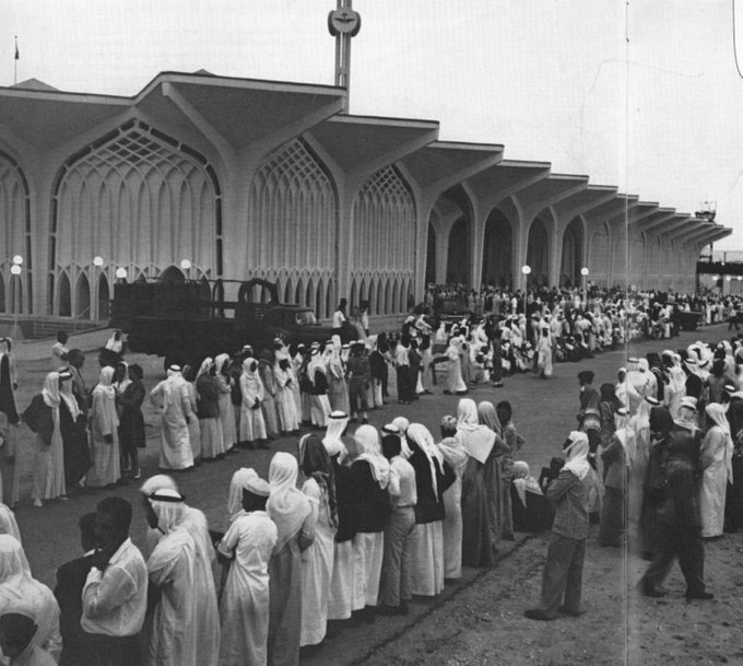 الجموع تنتظر وصول الملك سعود لافتتاح مطار الظهران الملك سعود يفتتح مطار الظهران في الثاني عشر من ذي القعدة 1381 (16 ابريل 1962)