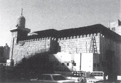 محطة البنزين في شارع الغرابي في الرياض والمسجد الرئيس على الشارع،  عام 1384