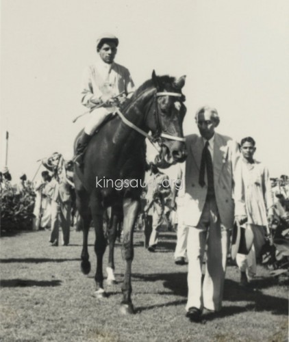 خلال زيارة الملك سعود  إلى الهند، قام رحمه الله برعاية مهرجان بومبي الشهير لسباق الخيول وتسليم الكأس الذهبية للمتسابق الفائز. ديسمبر ١٩٥٥م